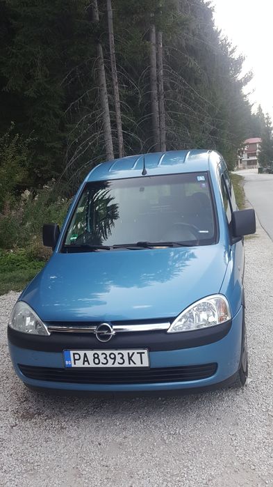 Продавам пътнически пикап.
