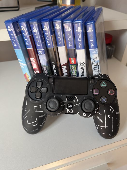 PS4 original + 2 manete una cu husa + 8 jocuri