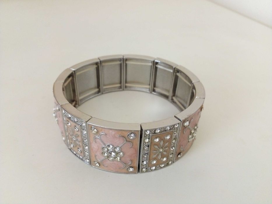 Ефектни метални и дървени гривни