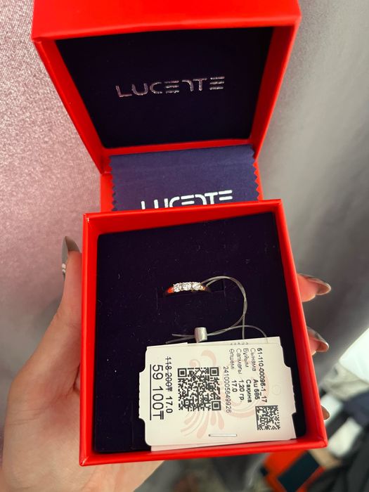 Золотое кольцо с камнями