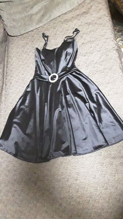 Rochie de ocazie matase neagra closata scurta.