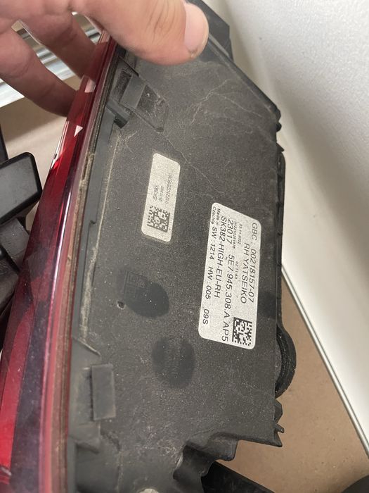 Продавам комплект задни стопове Škoda Octavia IV (5E3 серия)