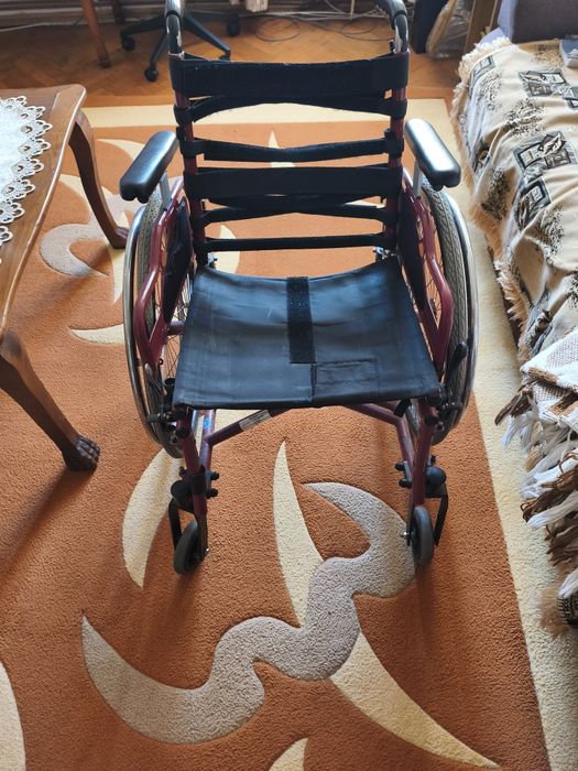 Vând cărucior persoane dizabilități
