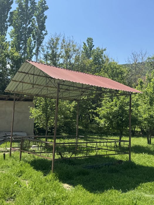 Тапчан с крышей, в хорошем состоянии