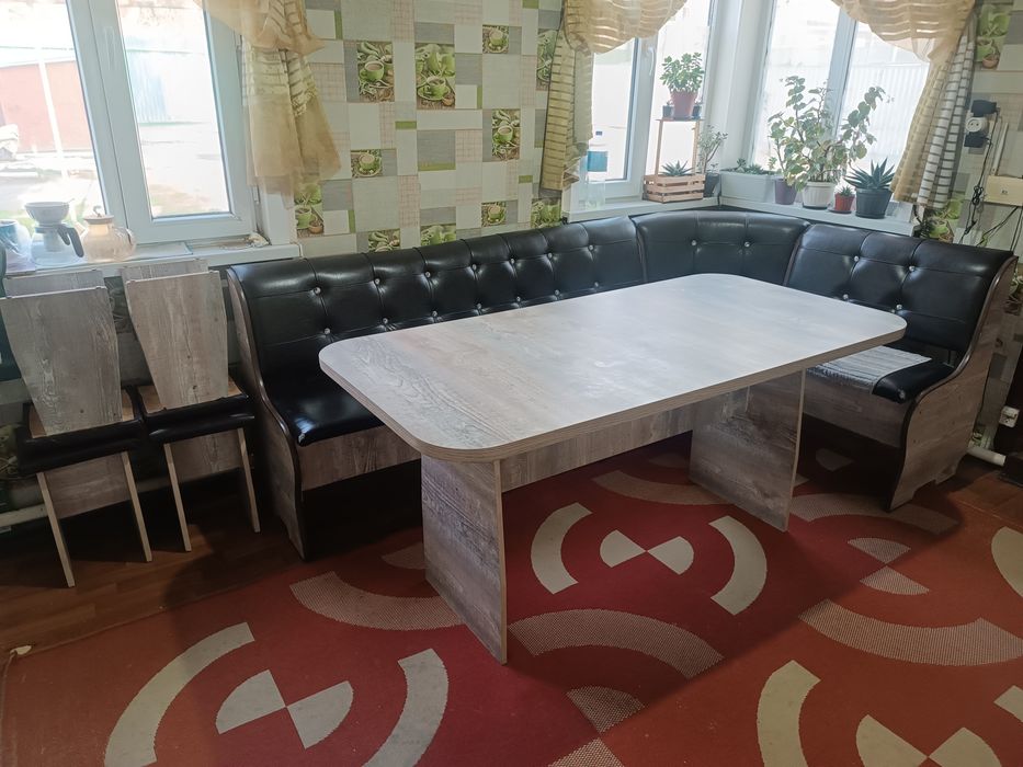 Кухонный уголок с табуретками