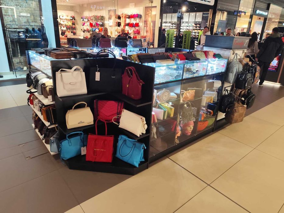 Stand profesional  pentru genți ,accesorii 3,30×2,60 m disponibil