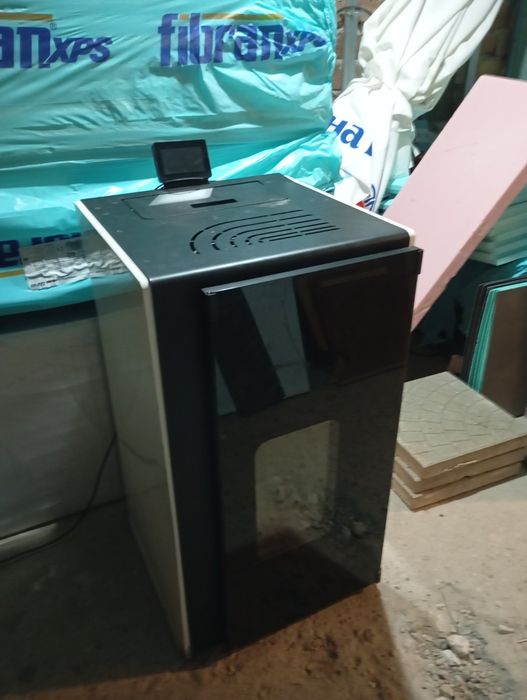 Пелетна камина BURNIT 13kw +4бр.чисто нови радиатори и лира!!