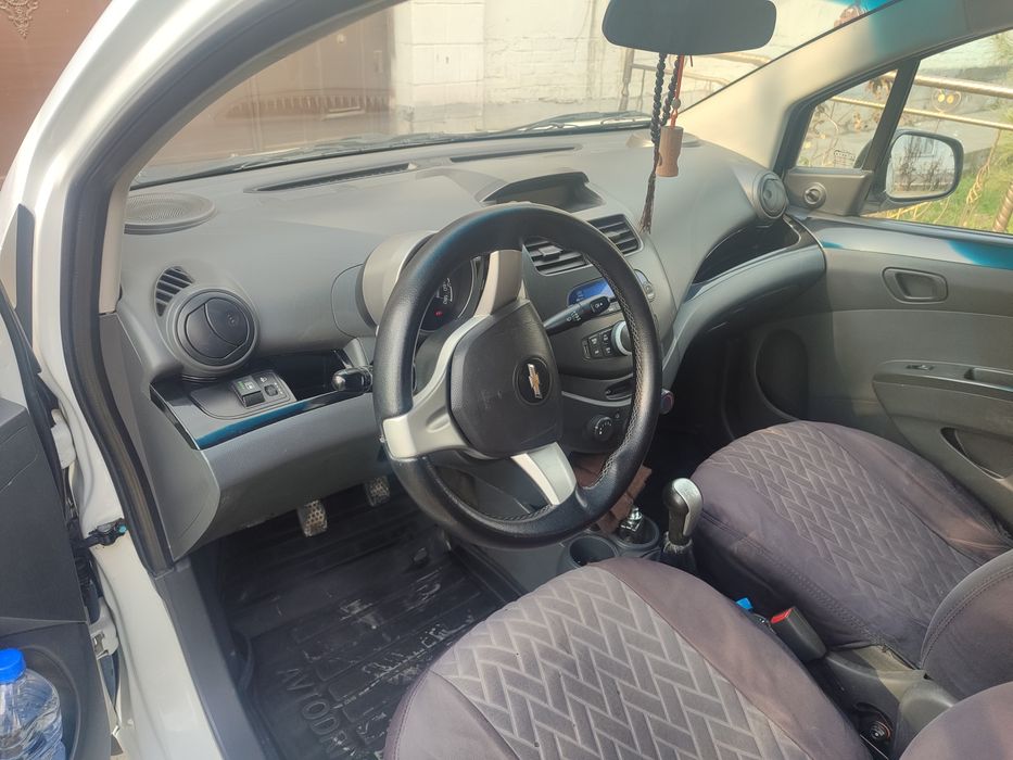 Spark 2014 yili rangi oq