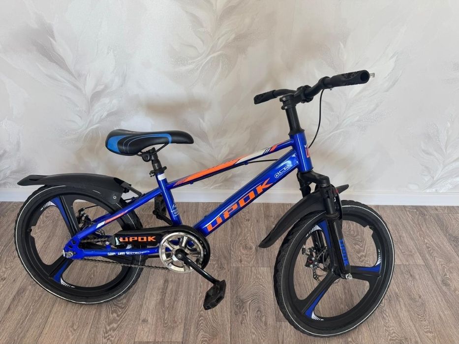 Машина и велосипед