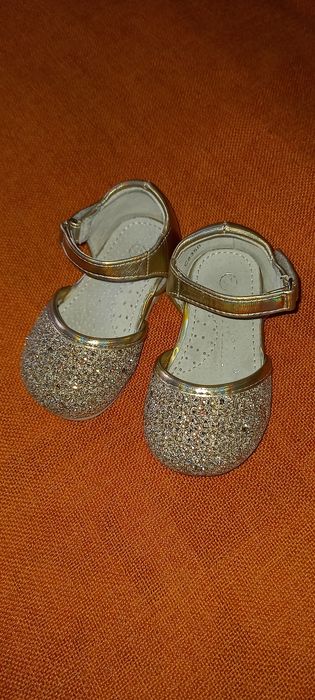 Продам детские туфельки