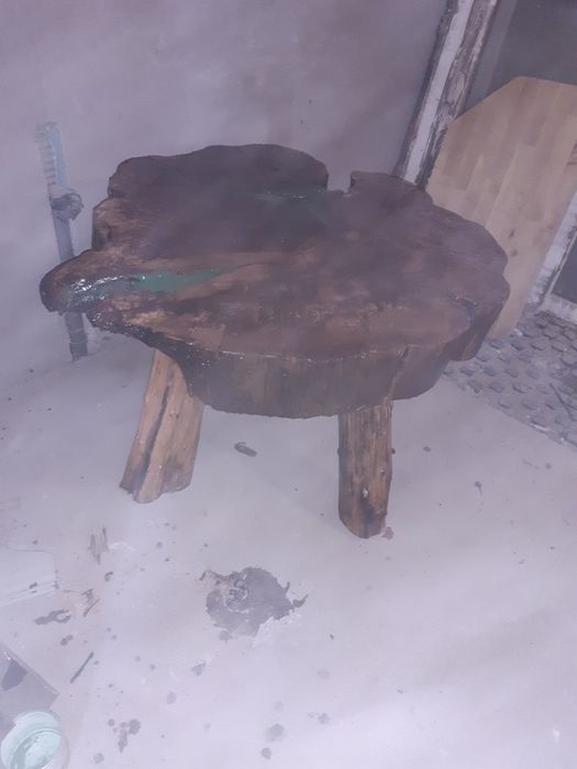 Masa din lemn dat cu rasina