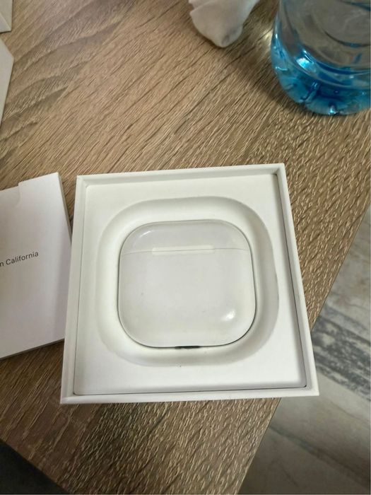 Оригинални Apple AirPods 4 – Пълен Комплект с Кутия, Отлично Състояние