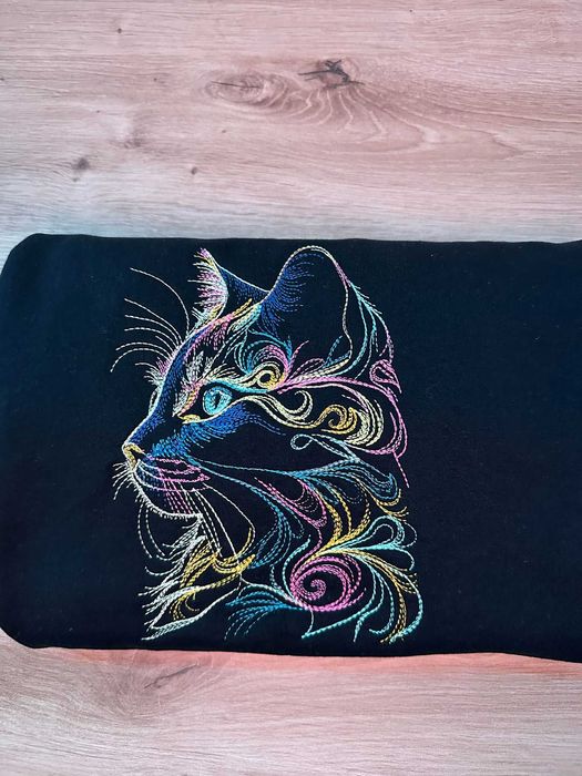 Felina Radiantă: Bluza Fluffy Rainbow Cat