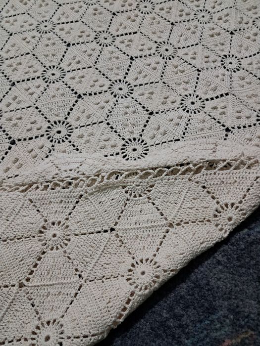 Плетена покривка на една кука.