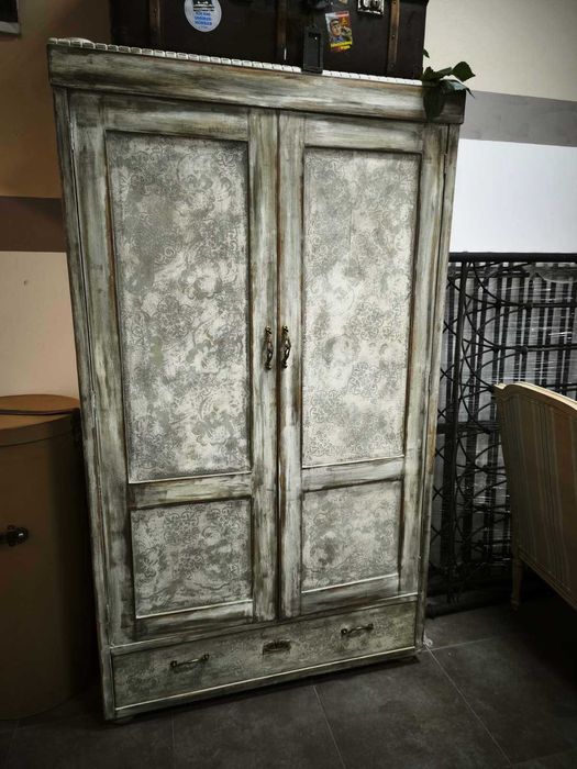 Ретро реновиран гардероб