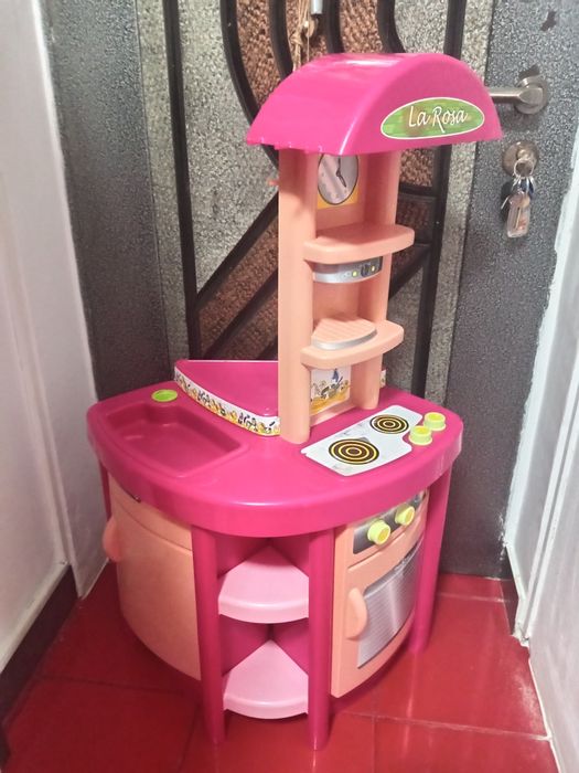 Vând bucătărie roz