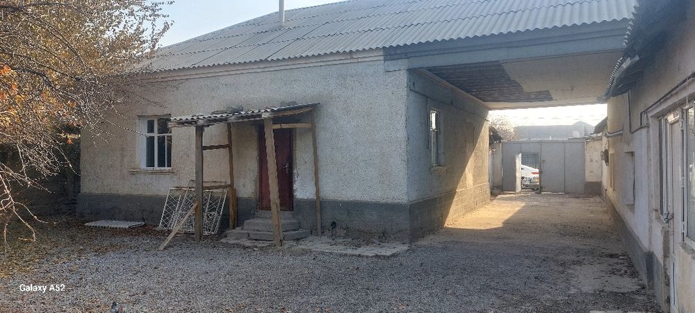 Үй қасында времянкасымен