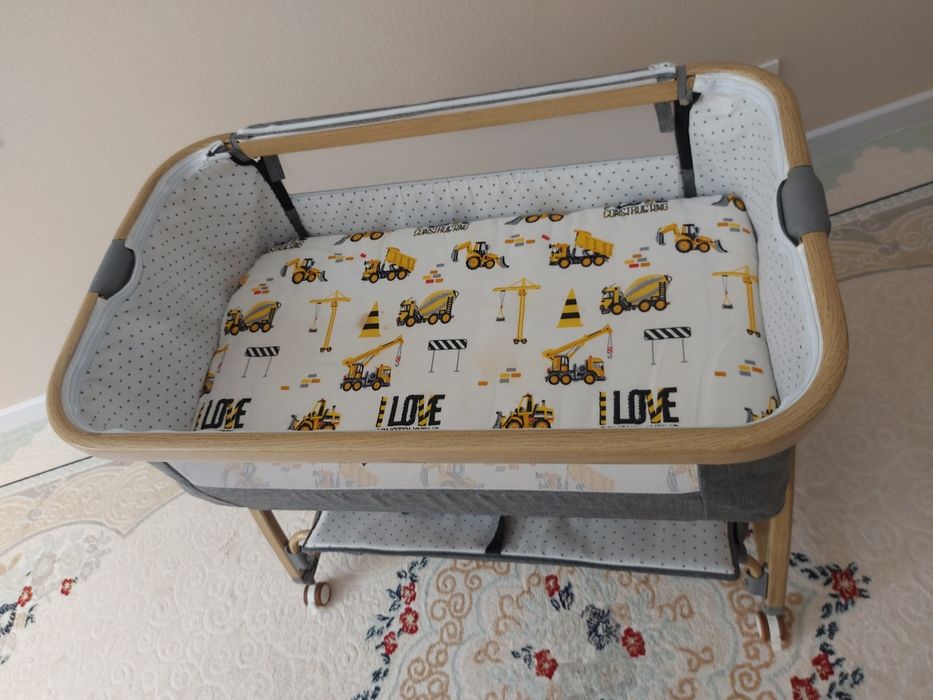 Детский кровать.