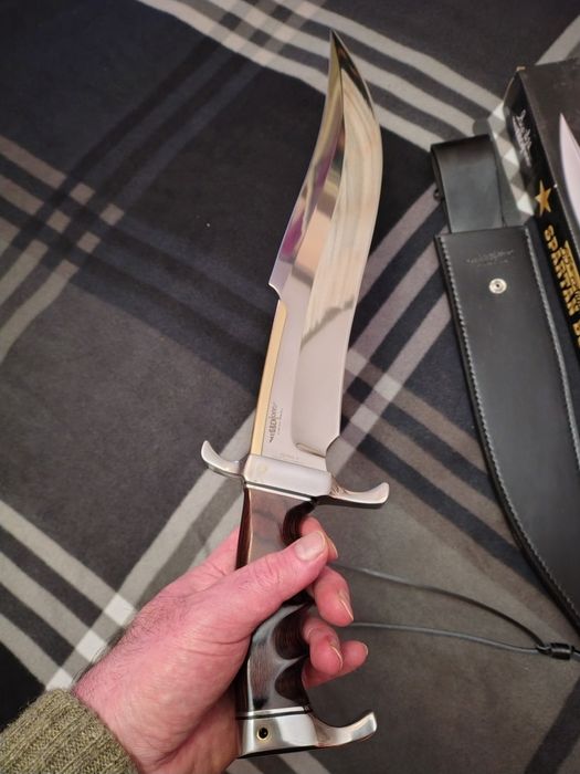 Огромен Spartan Bowie