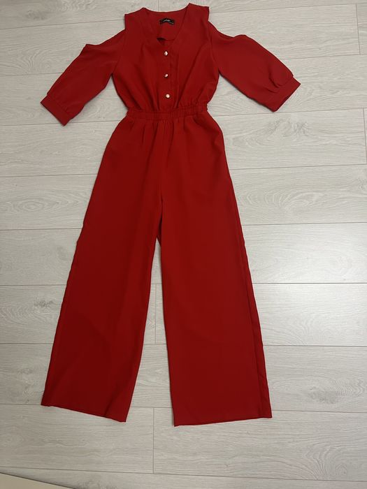 Шикарный комбинезон в красном цвете