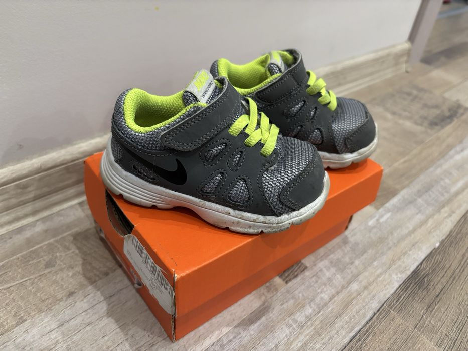 Маратонки Nike.