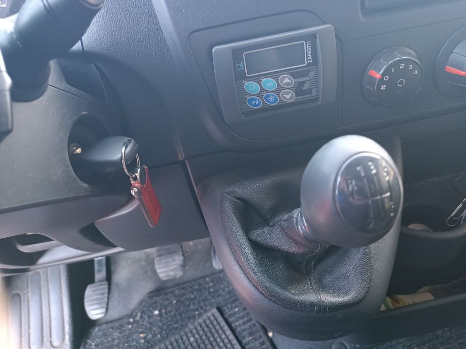 Продавам Опел Мовано на части