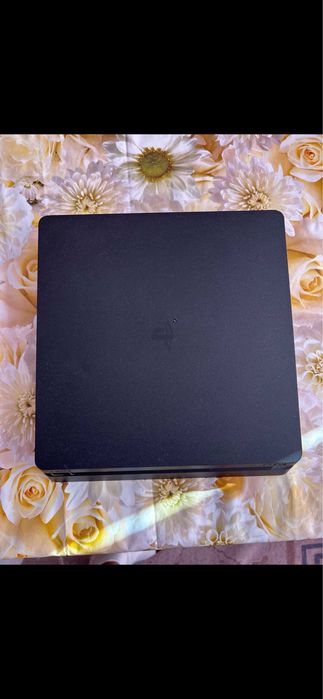 PS4 Slim с 8 игри и 3 джойсти