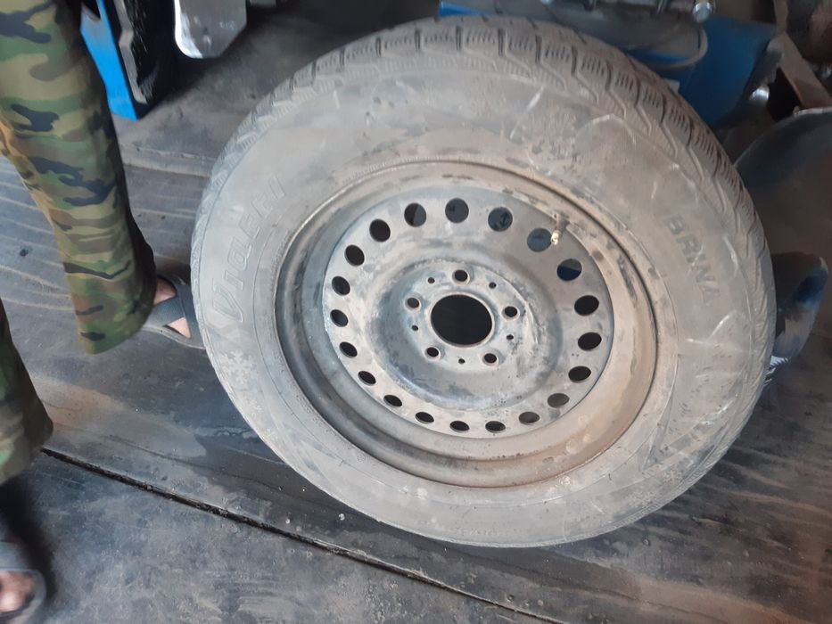 Продам одно колесо с железным диском