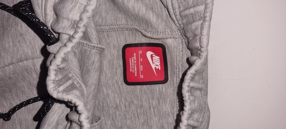 Pantaloni Nike Tech gri