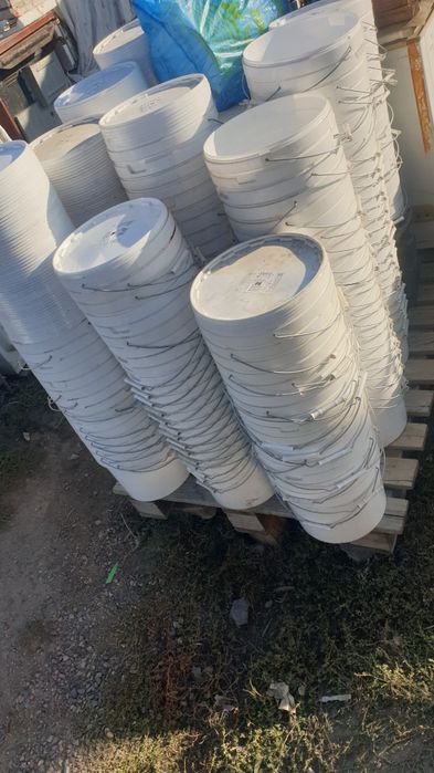 Продам пищевой ведёрки 5кг. с крышками. .