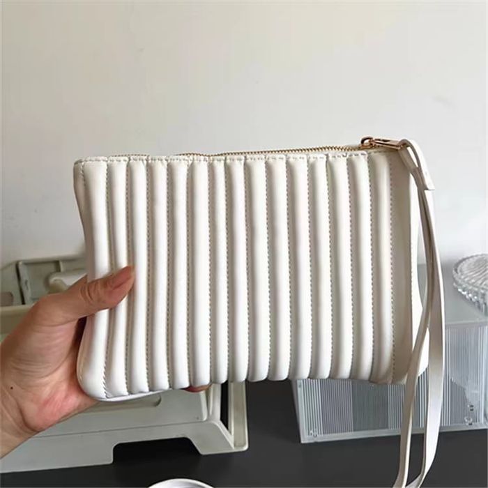 Красивый белый клатч