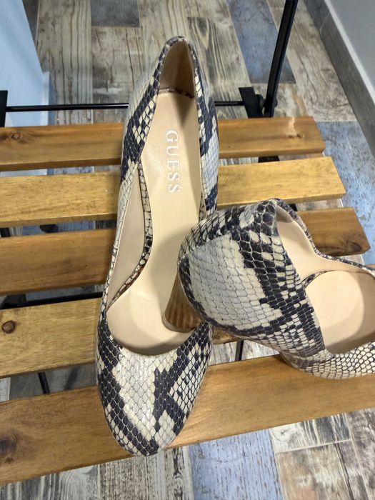 Дамски обувки на висок ток Guess (змийски принт)