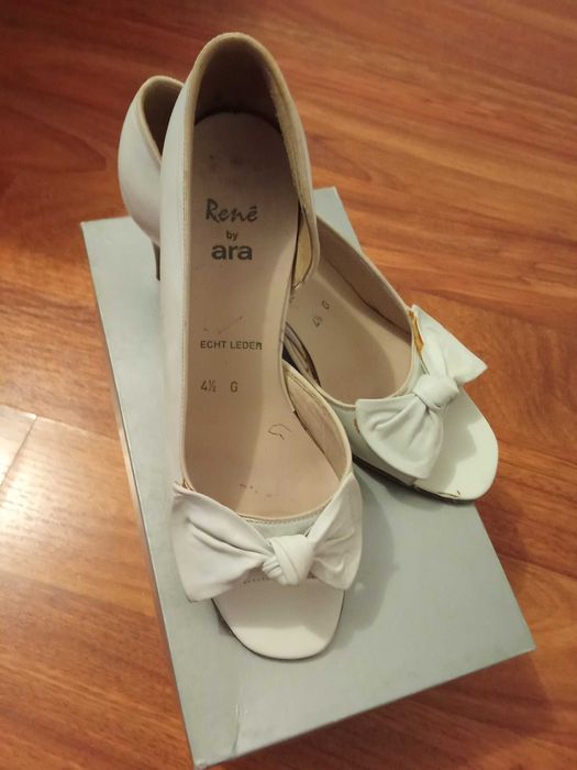 Vand pantofi marimea 38 , albi , piele naturala - 30 lei