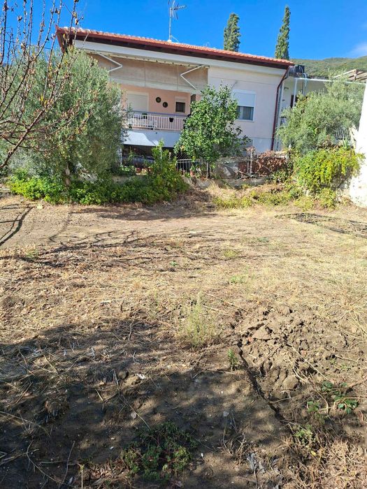 Продава къща 50 м2 с двор 266 м2 до манастира в Асровалта, Гърция