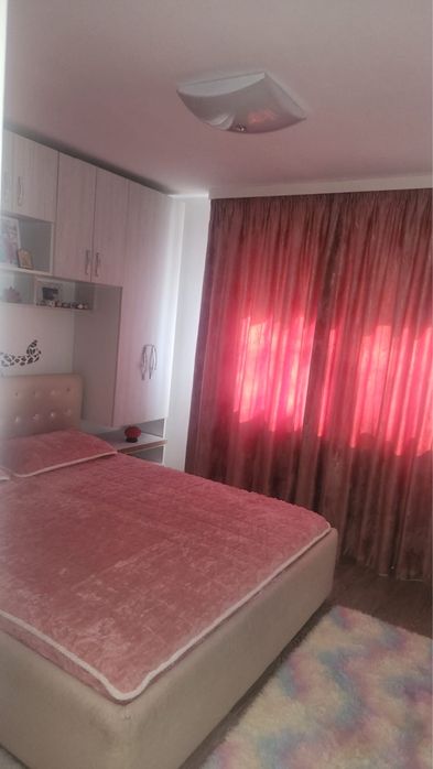 Vand sau schimb apartament cu 4 camere cu casa