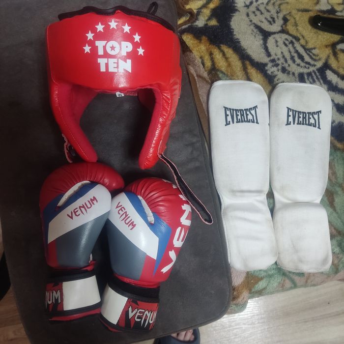 Шлем, перчатки, футы