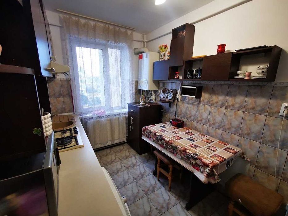 Închiriez apartament cu 2 camere, decomandat, în cartierul George Enescu