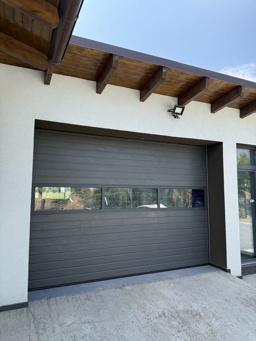 Usa Garaj cu panou vitrat