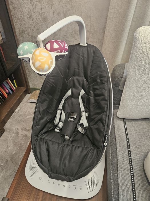 MamaRoo 5.0 черна + подложка за новородено