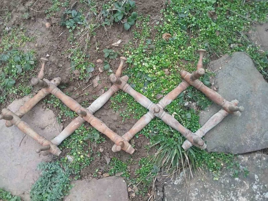 Стара дървена закачалка
