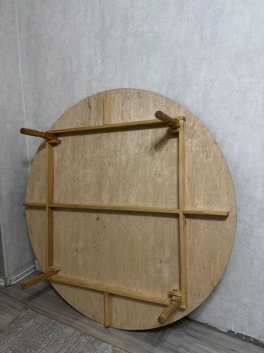 Круглый деревянный стол