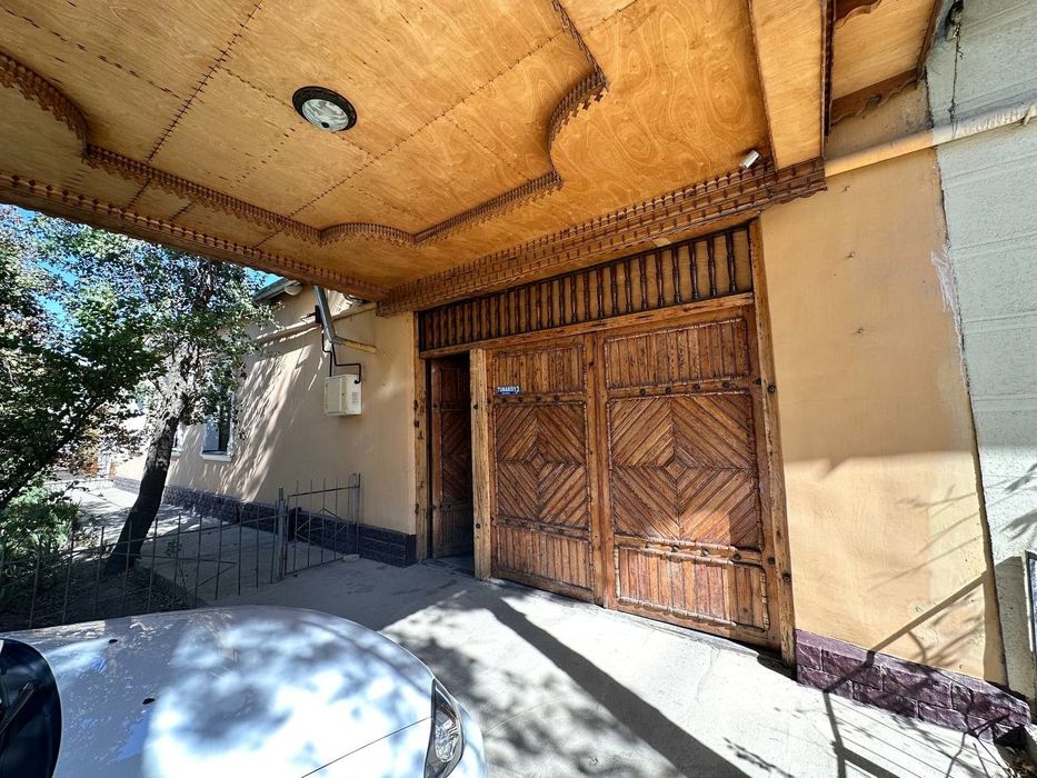 Карши шахарнинг марказидан 2 каватли  шинам ва катта майдонли ховли со