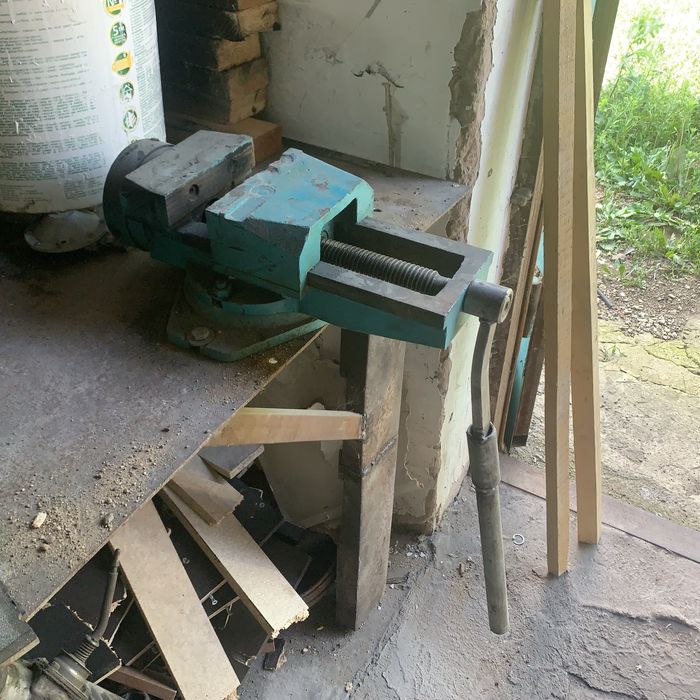 Сверло с теском на столе