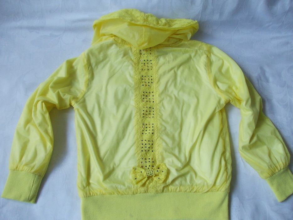 Легкая куртка, на 6-7 лет.