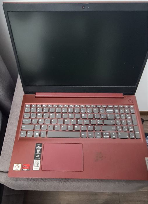 Laptop Lenovo IdeaPad3  8GB RAM/ 3.3 GHz Procesor