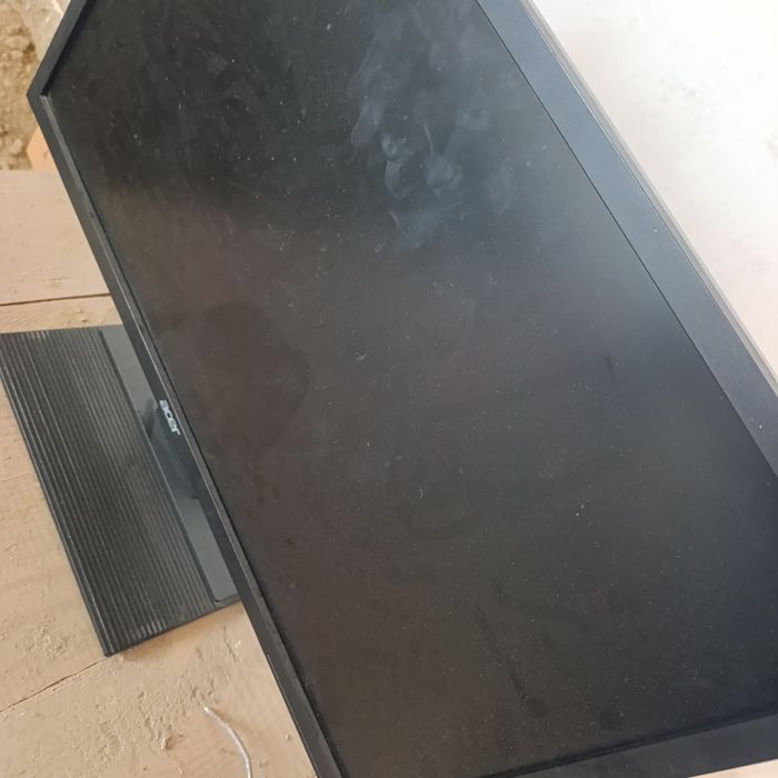 ACER 24 dyumli monitor, holati yaxshi, ishlab turgan kabellari bilan