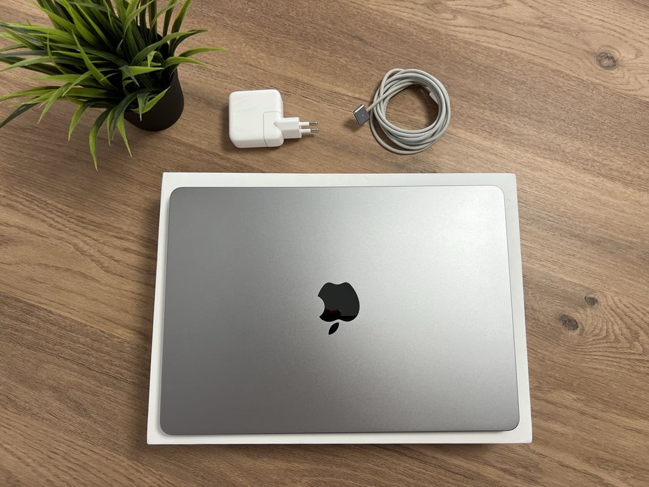 MacBook Air 13” 2022 M2 (A2681) + Microsoft 365