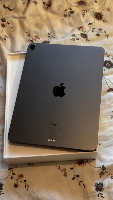 Apple iPad Air 4. Gen 64GB, Wi-Fi, 10.9” Бартер за Macbook