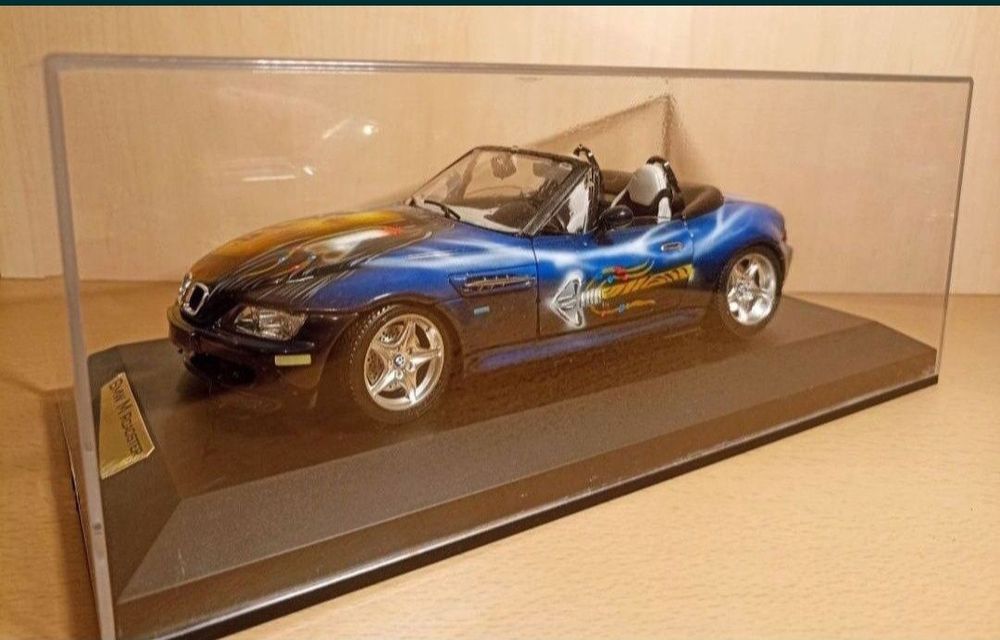 BMW M roadster 
Scara 1:18
Bburago

Pozele reflectă realitatea. Se vin