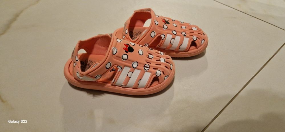 Маратонки и сандали